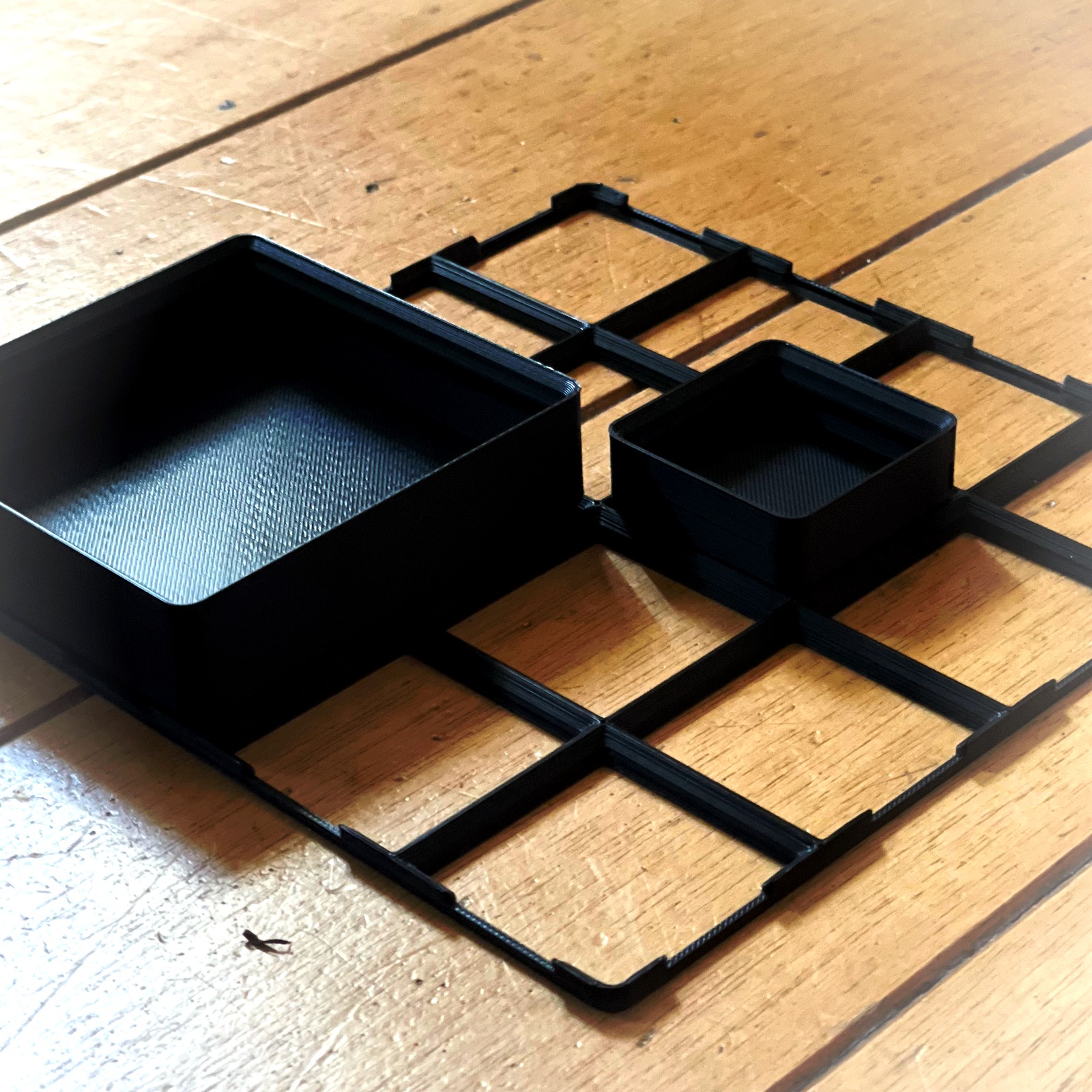 Gridfinity 1x1 en 2x2 bakken op open baseplate — Gridfinity-compatibel met VAULT 4x4